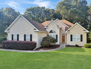 Building Photo - Beautifully Updated 3-Bedroom Home on 1.1 Acres in Gainesville