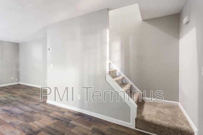 Building Photo - 5005 Hawthorne Ct