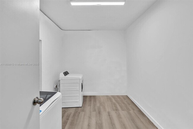 Building Photo - 418 S 57th Way