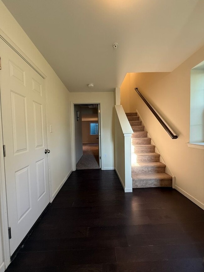 Building Photo - 136 Kestrel Ln