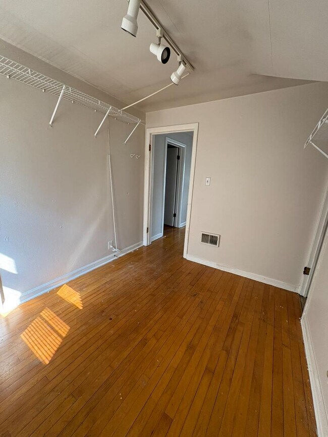 Building Photo - 2132 S 75th St