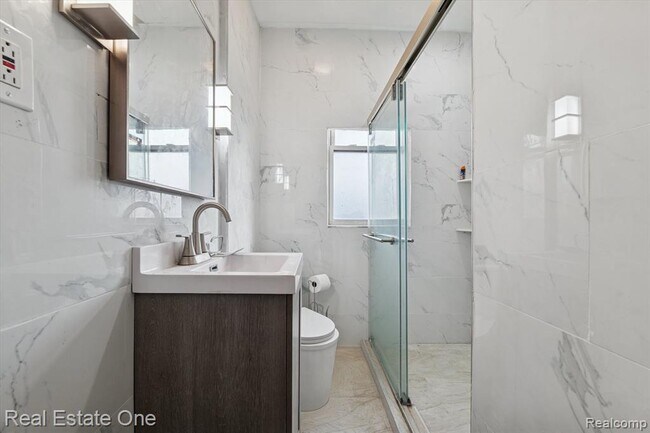 Building Photo - 304 Hendrie St