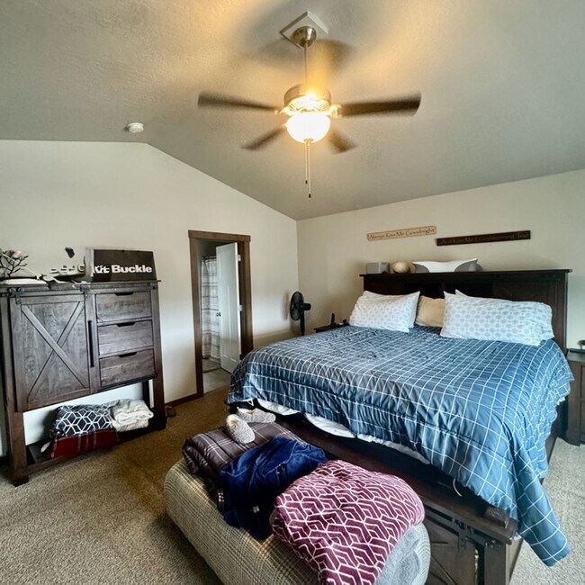 Building Photo - Beautiful 4 bedroom home