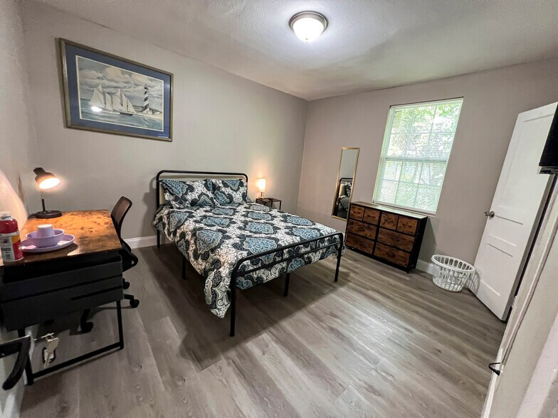 Building Photo - 704 Saint Clair St