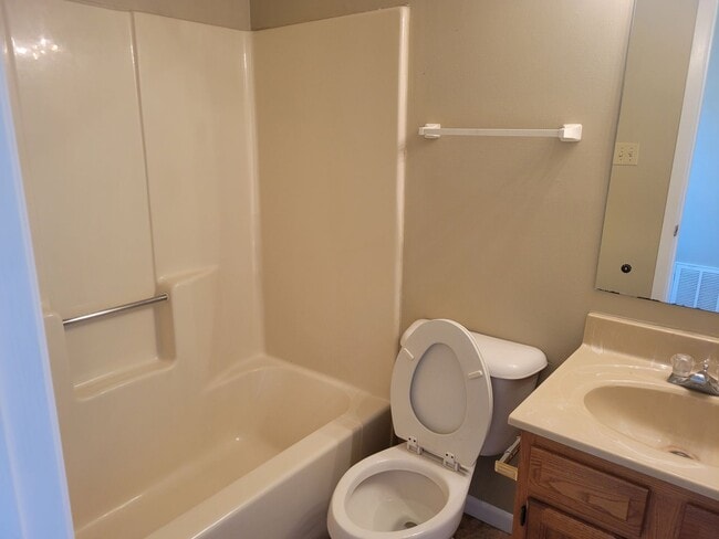 Building Photo - Knoxville 37922 - 2 bedroom, 2 bath townho...