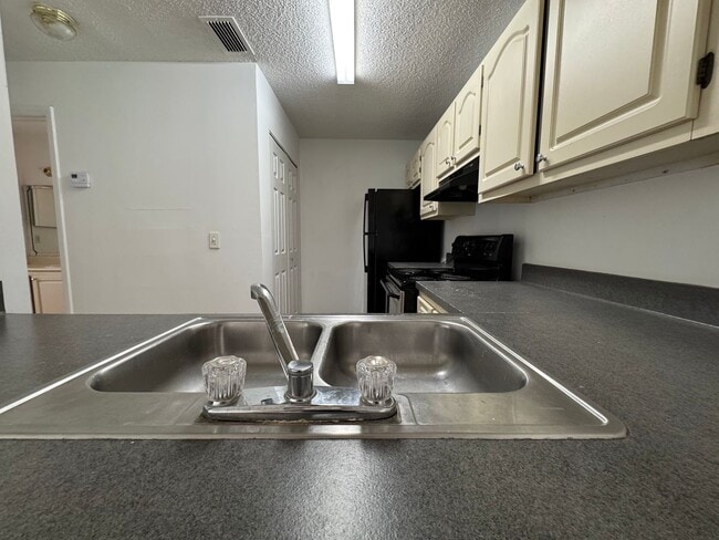 Building Photo - Large 1 bedroom Condo on Second Floor Over...