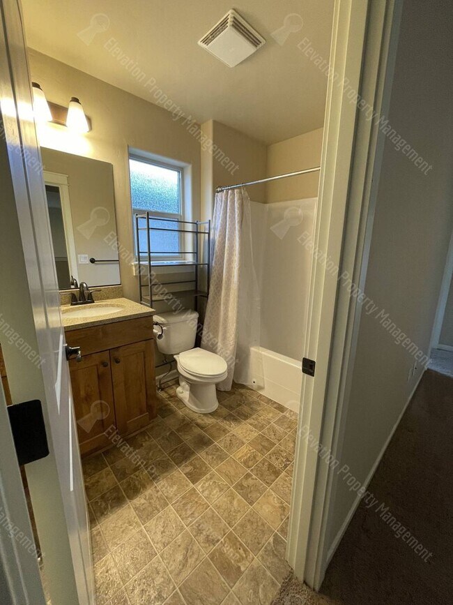 Building Photo - Modern home with fenced private yard in a great neighborhood!