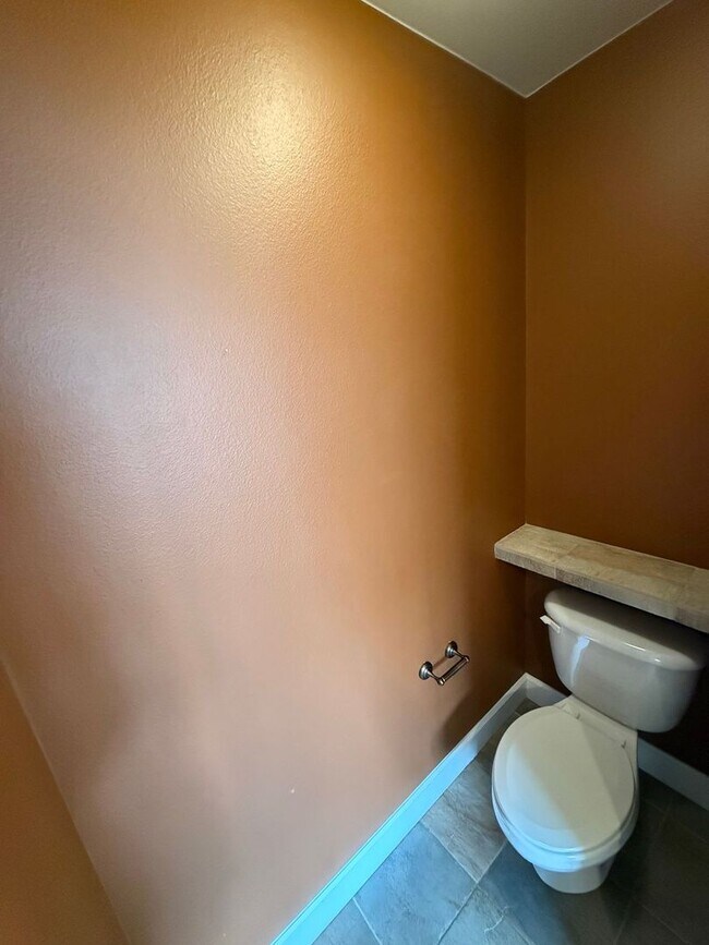 Building Photo - Stunning large 3 bedroom plus bonus rooms ...