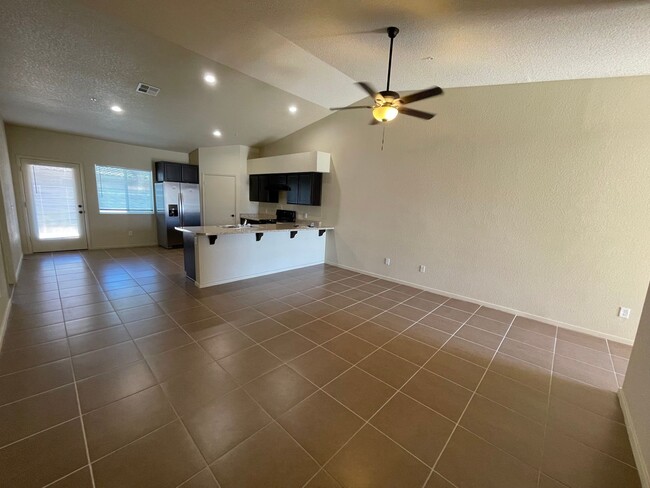 Building Photo - 3 Bedroom Townhome in Desert Sky!