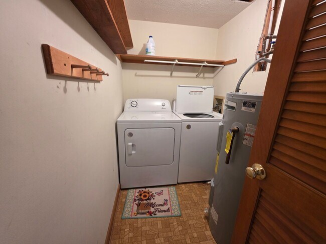 Building Photo - 3br 2.5ba End Unit Townhouse in Timber Ridge Subdivision