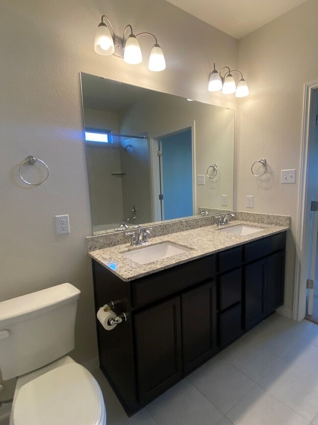 Building Photo - 4 BEDROOM, SHORT TERM LEASE AVAILABLE