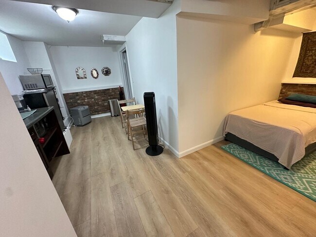 Building Photo - 14 Ashfield St