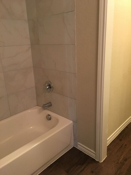 Building Photo - 136 E Maple Ridge Ct