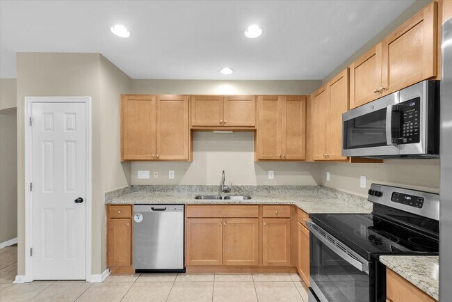 Building Photo - Updated 4BR with Bonus Room in Riverview!