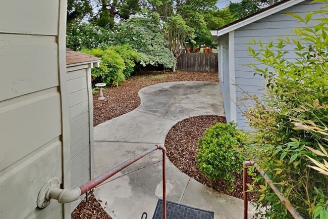 Building Photo - Charming Lank Park Bungalow