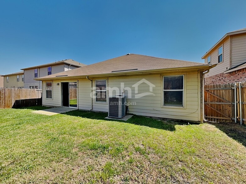 Building Photo - 820 Bee Creek Ln