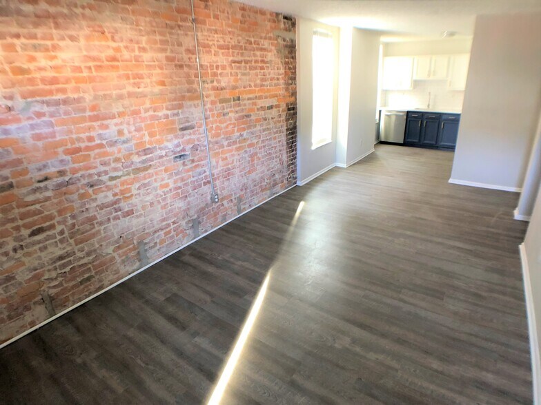 Building Photo - 881 Oak St