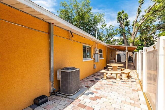 Building Photo - 1735 4th Ave E