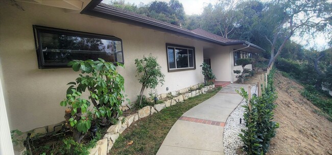 Building Photo - Classic, Midcentury 3 bedroom with Den, 2....