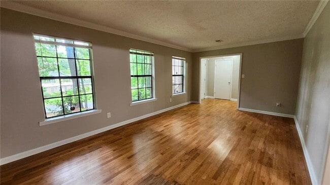 Building Photo - 4011 Pinehurst Pl