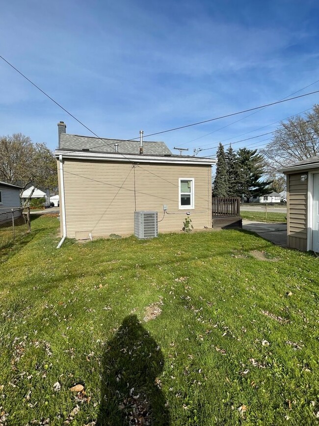 Building Photo - Newly Renovated Warren Home