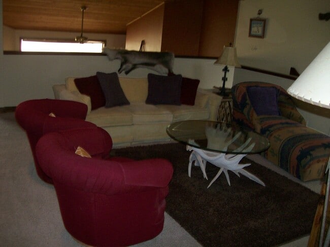 Building Photo - Vacation Rental: Beautiful Country Club To...