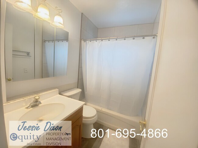Building Photo - 219 Country Club Dr