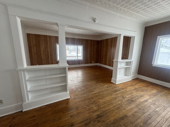 Building Photo - 213 Depeyster St