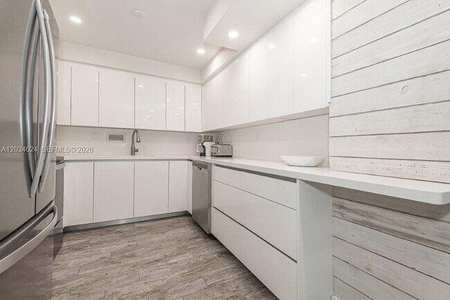 Building Photo - 2301 Collins Ave