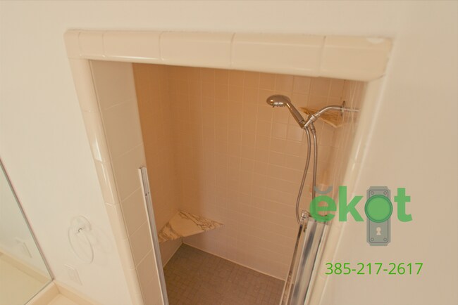 Building Photo - Spacious 5 Bedroom Home in Cottonwood Heights