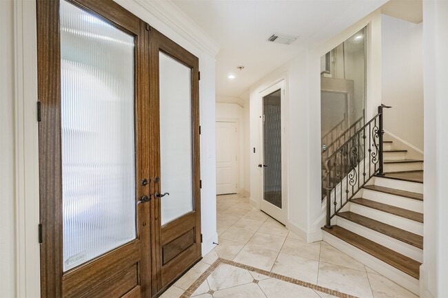 Building Photo - 407 W Bell St