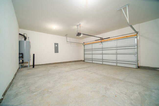 Building Photo - "Charming 3-Bedroom Retreat with 2.5 Baths in the Heart of Belmont!"