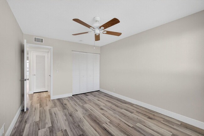 Building Photo - 100 Shore Ct