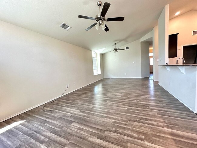 Building Photo - 3 Bed 2 Bath with an Office Space