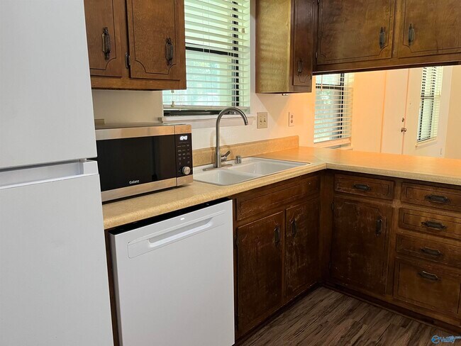 Building Photo - 9718 Wallwood Dr SE