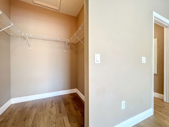 Building Photo - LUXURY 3 Bedroom / 2 Bath Townhome in a ga...