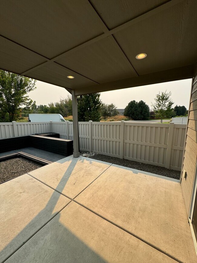 Building Photo - Charming 3-bedroom, 2-bathroom home locate...