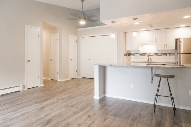 Building Photo - 2800 Kalmia Ave