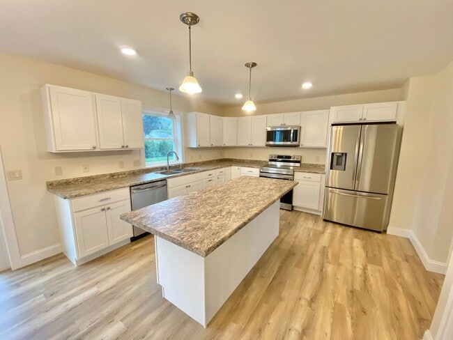 Building Photo - 3 Bedroom Townhouse Essex Junction VT Avai...