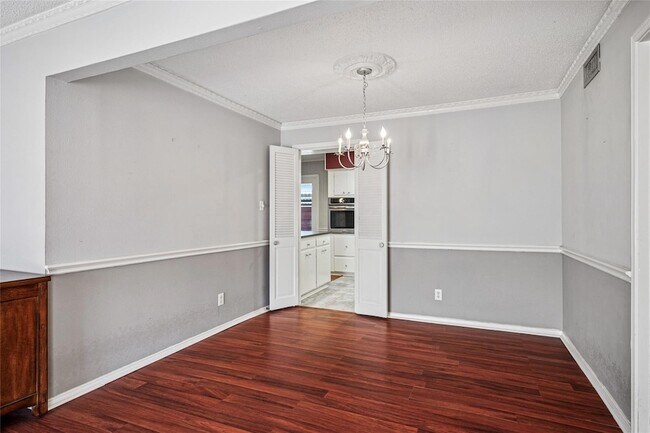 Building Photo - 6037 Sandhurst Ln