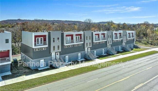 Primary Photo - 1770 S Razorback Rd