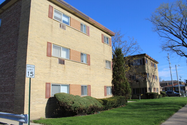 Building Photo - 9207 Skokie Blvd