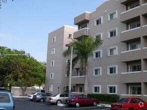 Building Photo - 600 NW 32nd Pl
