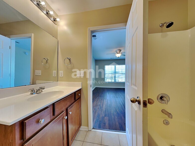 Building Photo - 409 Lakewind Dr