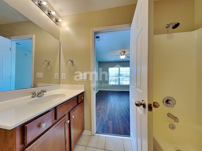 Building Photo - 409 Lakewind Dr