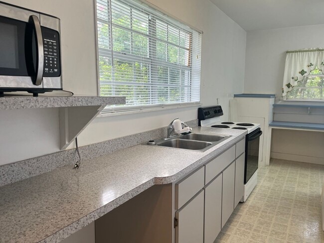 Building Photo - Studio Apartment in Wellborn, near downtown. All Utilities included.