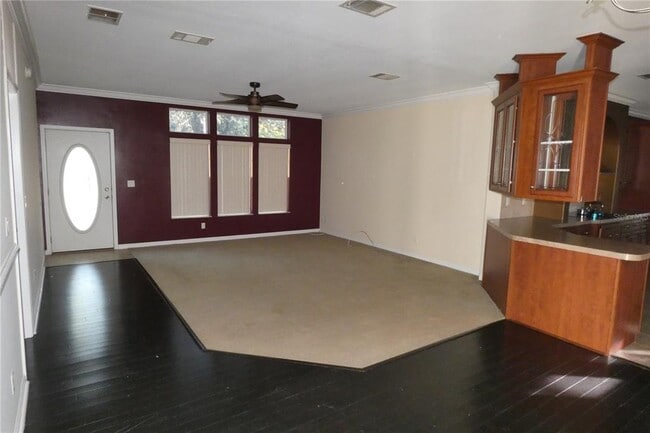 Building Photo - 30240 Lynne Dr