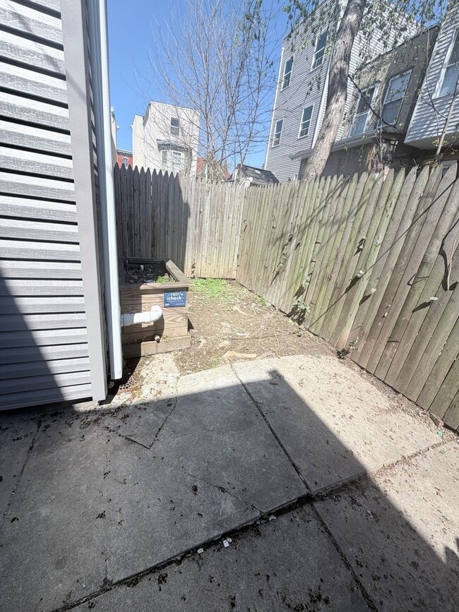 Building Photo - 2-bedroom HOUSE near University City!