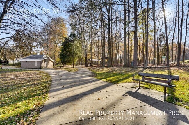 Building Photo - 609 Valley Dr SE