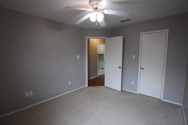 Building Photo - Beautiful 4 bedroom 2 bath home in Flint!